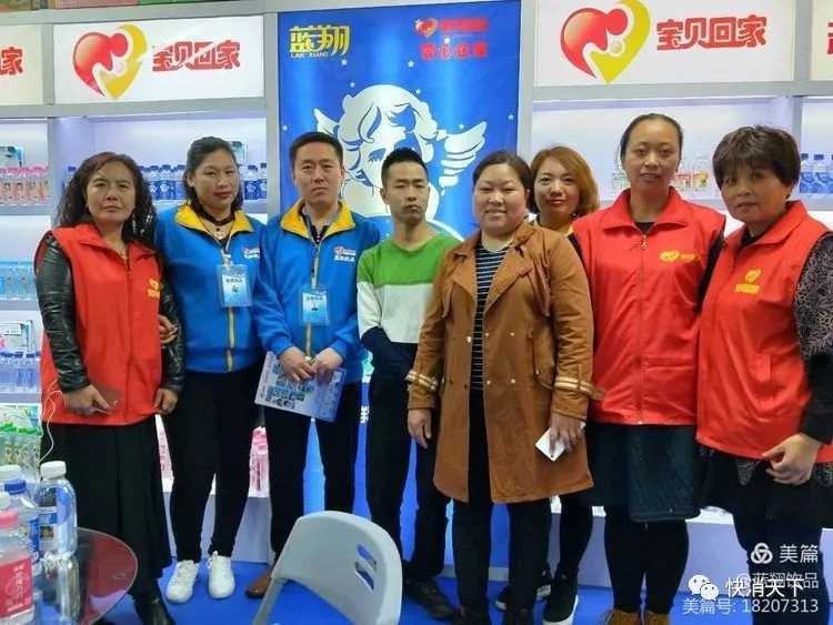 5回家的孩子與寶貝回家志愿者合影.webp.jpg